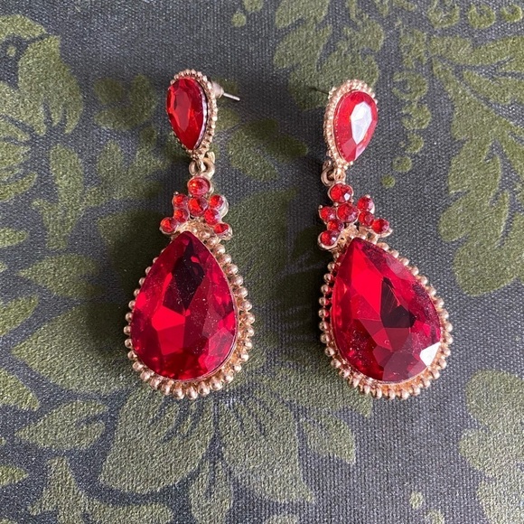 Reign style - Gold and Ruby Chandelier Earrings - Picture 3 of 6